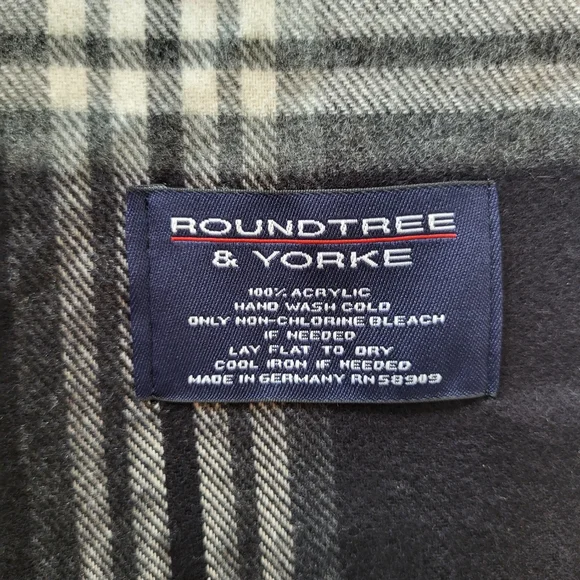 ROUNDTREE & YORKE Black and Red Scarf Luxurious Scarf - 64 x 11 - Picture 7 of 7